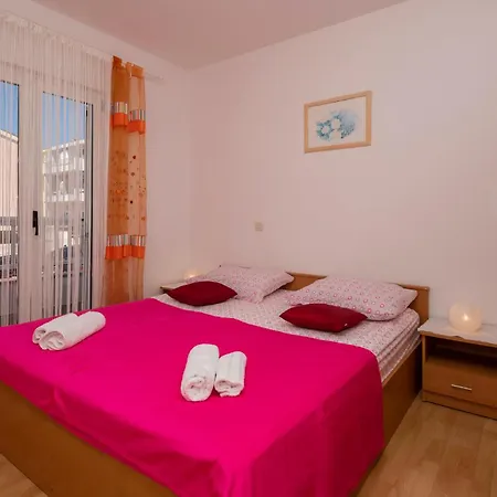 Apartment 2 Bedroom Beach Front Apartment In Makarska