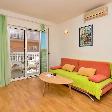 Lovely In With Kitchen Apartment *