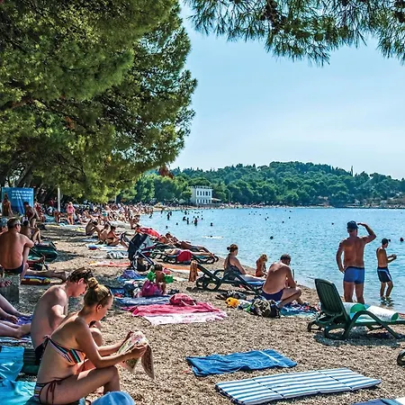 2 Bedroom Beach Front Apartment In Makarska Apartment *